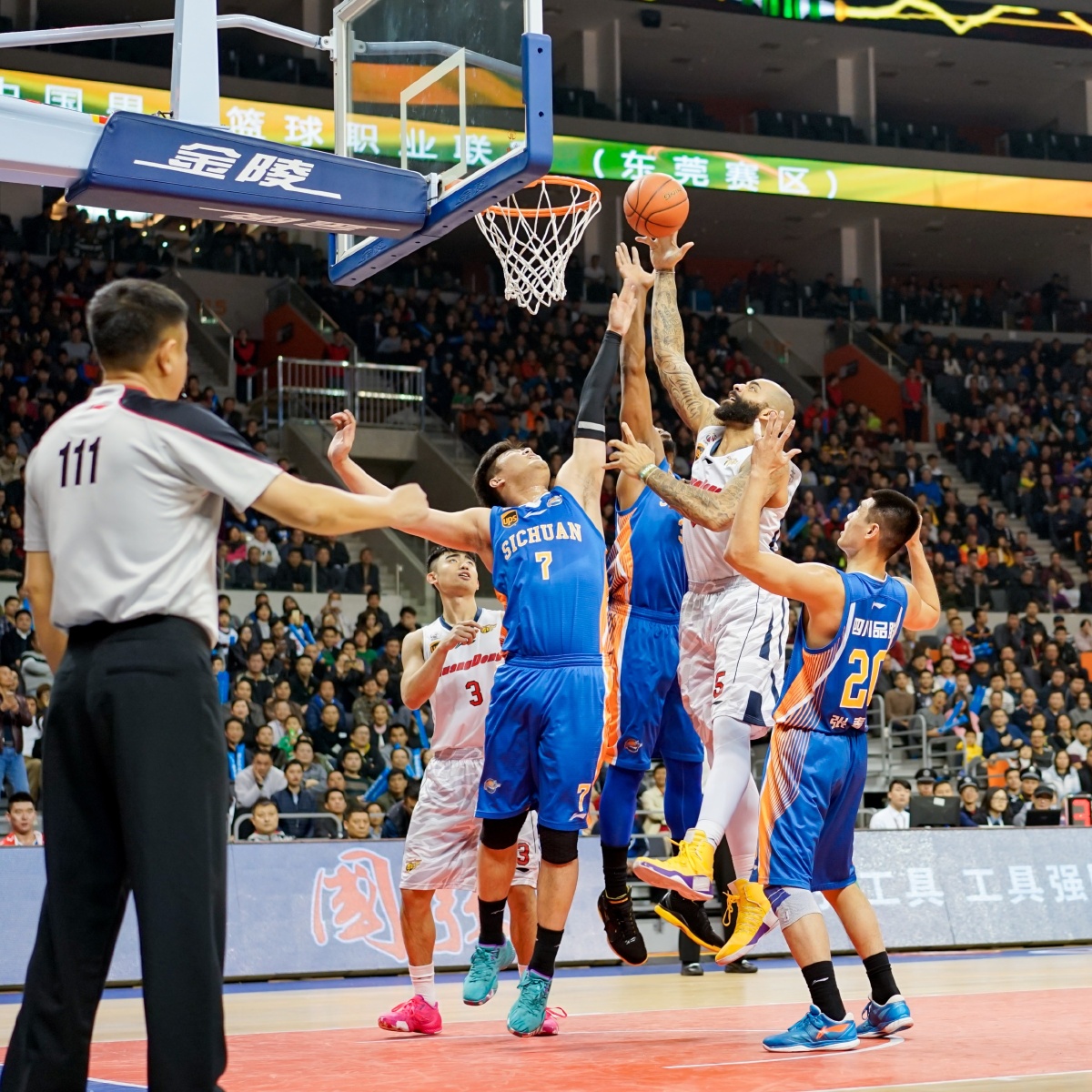 贝纳蒂亚：除了德布劳内，夏窗我们还联系过韦斯利-福法纳（贝纳蒂亚：夏窗除德布劳内外，我们也联系过韦斯利-福法纳）