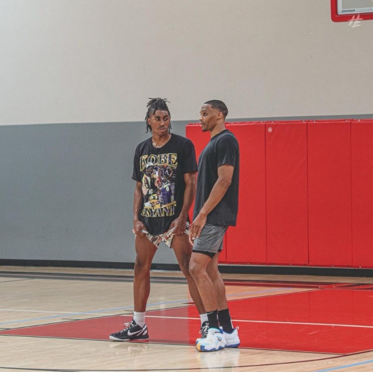 吉拉西多特生涯欧冠已打入15球，队史仅次于罗伊斯和莱万（吉拉西欧冠为多特已斩获15球，队史仅逊罗伊斯与莱万）