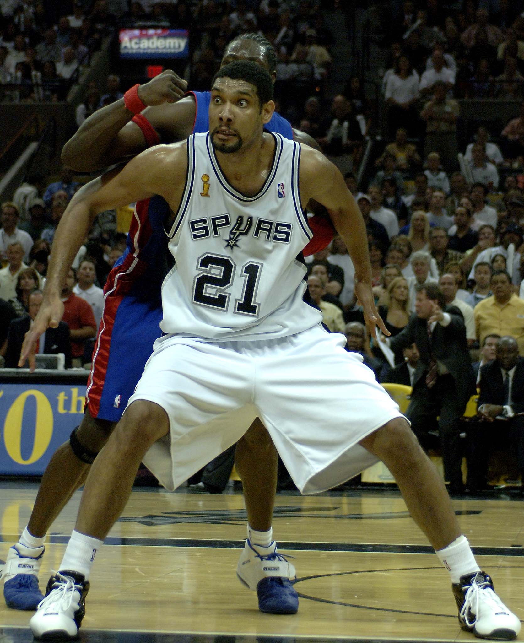 赫罗纳-皇家马德里比赛的VAR争议：姆巴佩手球进球被取消（赫罗纳对皇马之战爆发VAR争议：姆巴佩手球破门被判无效）