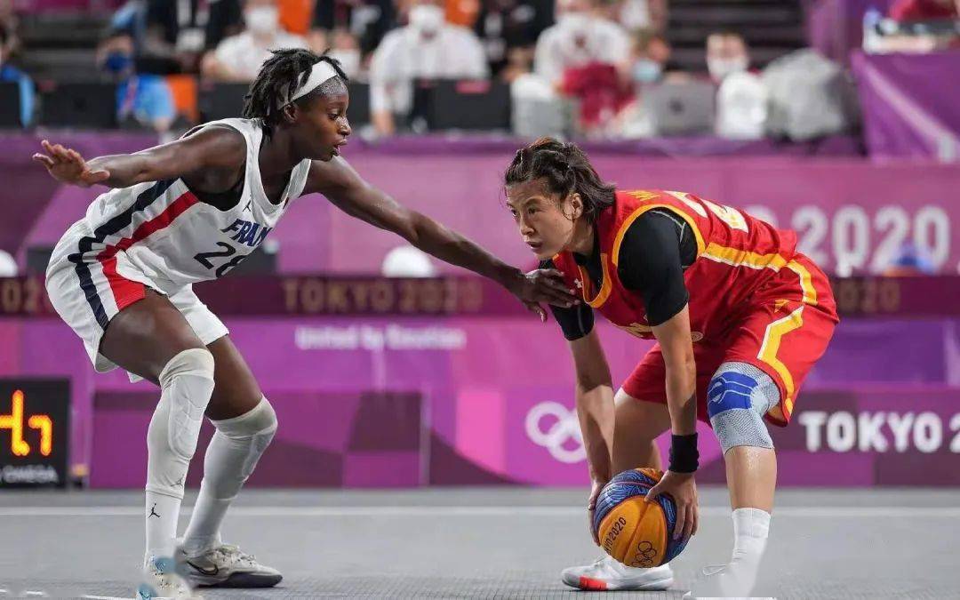 得分机器！里夫斯狂砍44+11大号两双，湖人力克猛龙（里夫斯火力全开轰下44分11助攻，湖人击退猛龙）