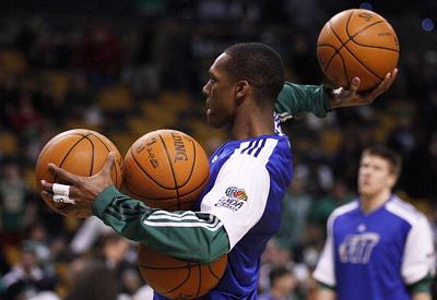 里夫斯14分7助攻＆艾顿10分，湖人半场轰出67分（里夫斯14分7助攻、艾顿10分，湖人半场轰下67分）