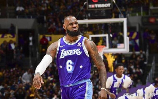 湖人浓眉哥篮下统治力助球队获胜（安东尼·戴维斯内线统治力助湖人取胜）