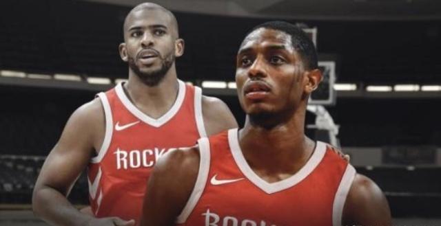 阿图什杯球员进球后跑上看台给母亲献花，后两黄变一红被罚下（阿图什杯球员破门后上看台为母献花，随后两黄变红被罚出场）